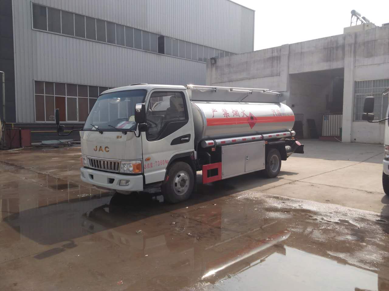 江淮5方易燃液體罐式運(yùn)輸車(chē) 安全與效率的完美結(jié)合